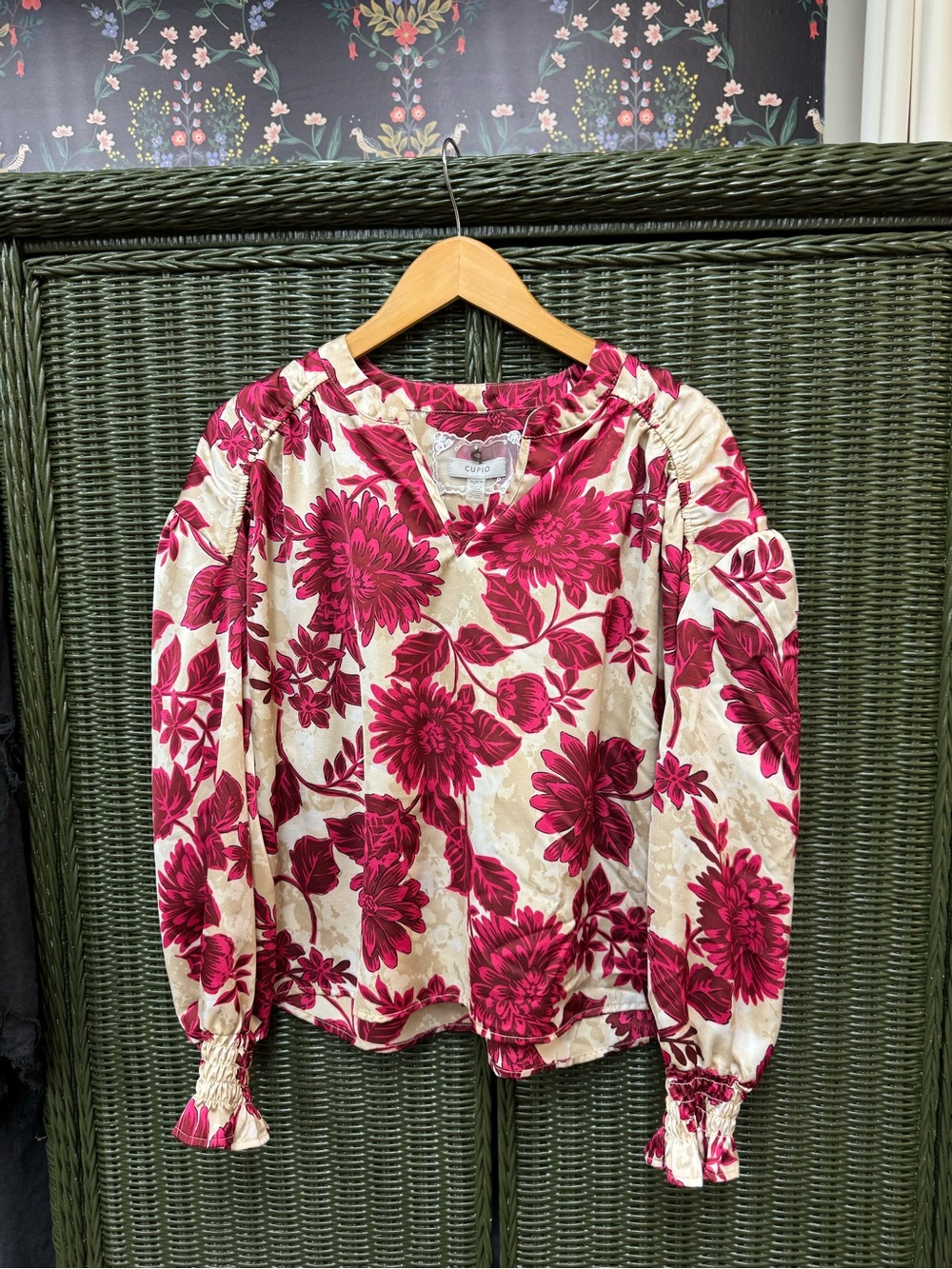 Cupio Magenta Floral Satin Puff Sleeve Blouse Smocked Cuffs V-Neck Medium